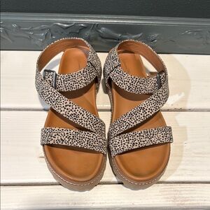 Universal Thread Black and Tan Sandals